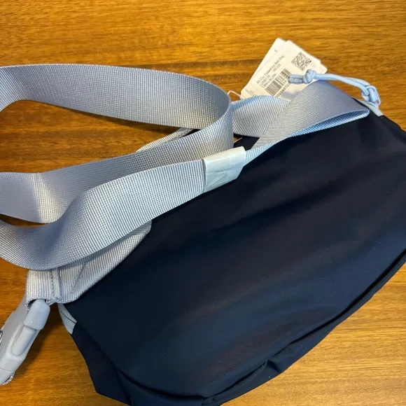 New Lululemon Belt Bag 2.5L unisex bag - Picture 4 of 4